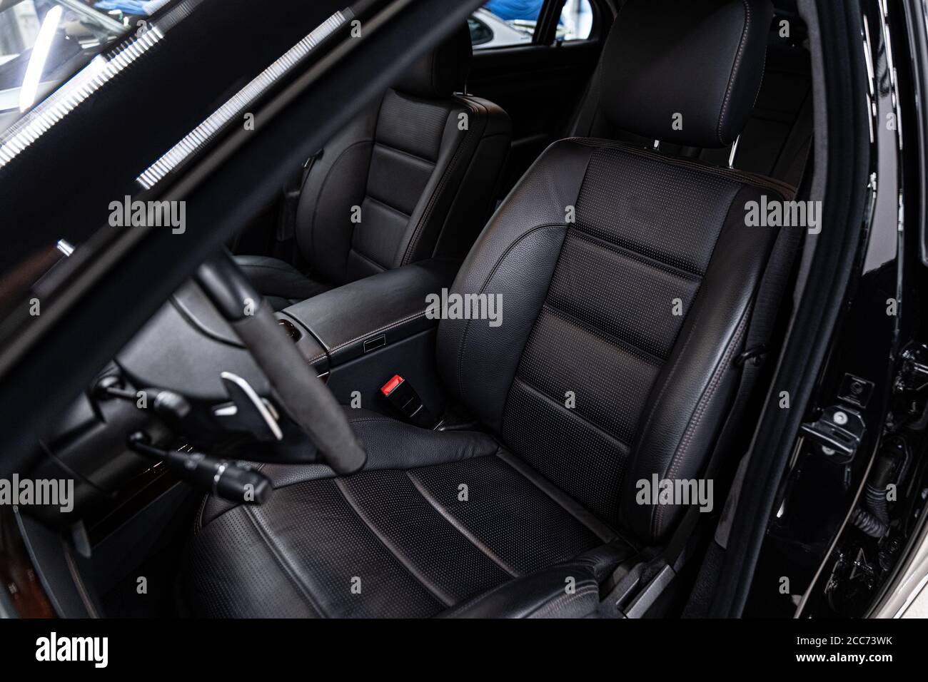Sièges de voiture en cuir. Intérieur de voiture moderne Banque D'Images