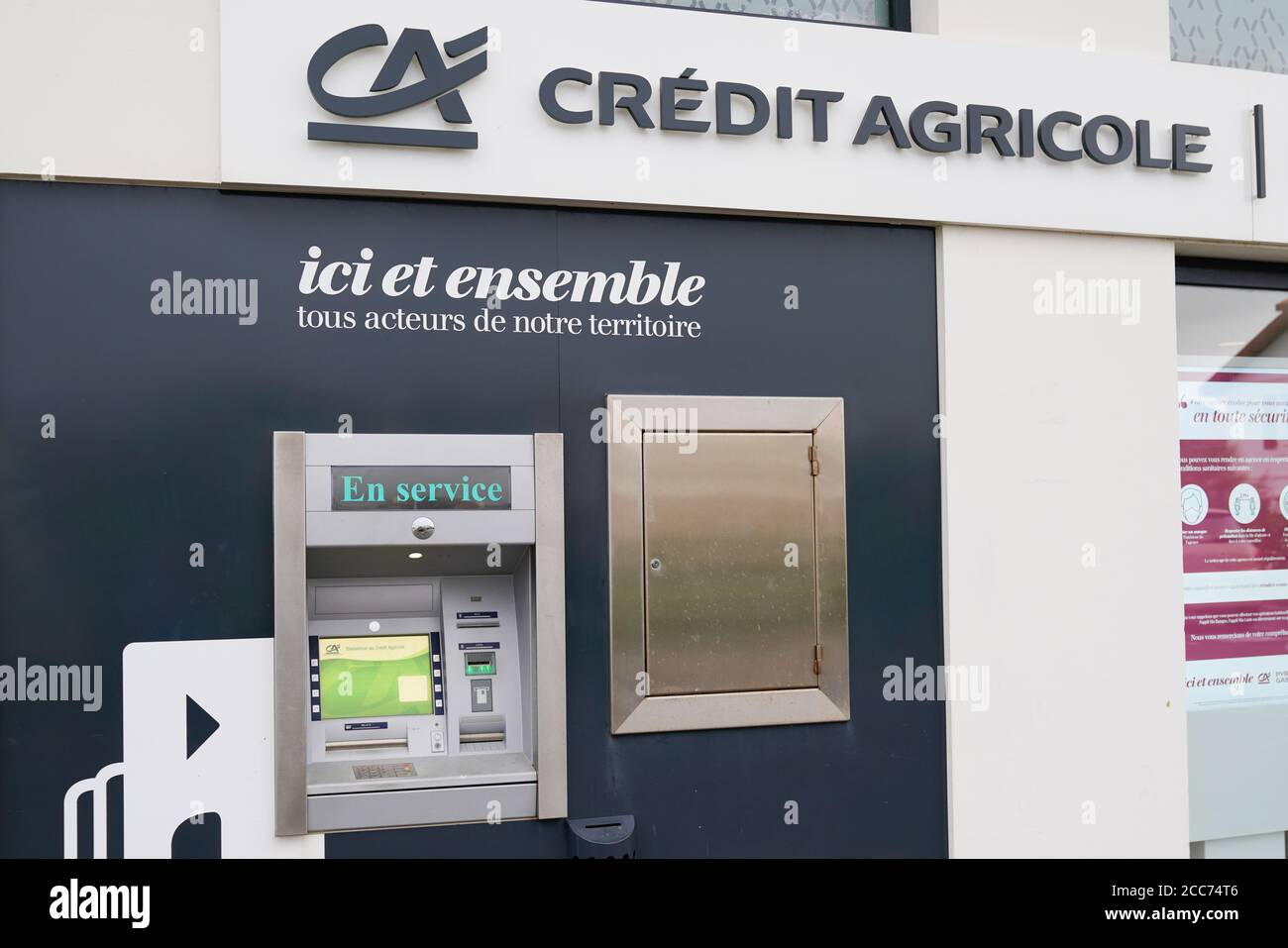Bordeaux , Aquitaine / France - 08 16 2020 : logo crédit agricole ca text  sur agence bancaire avec enseigne atm sur façade Photo Stock - Alamy