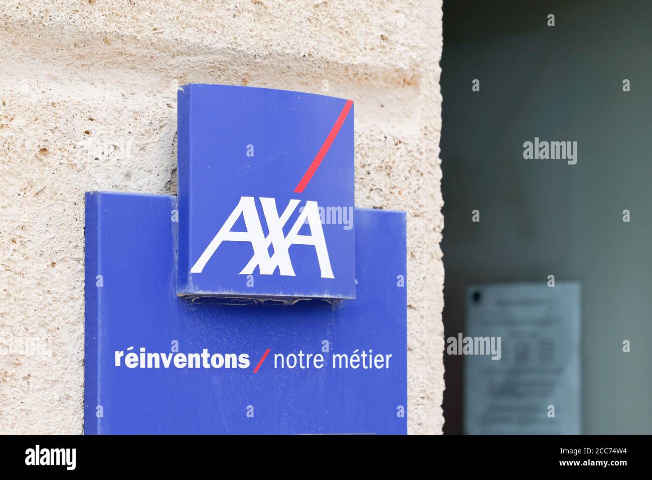 Bordeaux , Aquitaine / France - 08 16 2020 : logo axa bleu et texte signe avant de l'agence d'assurance multinationale française Banque D'Images