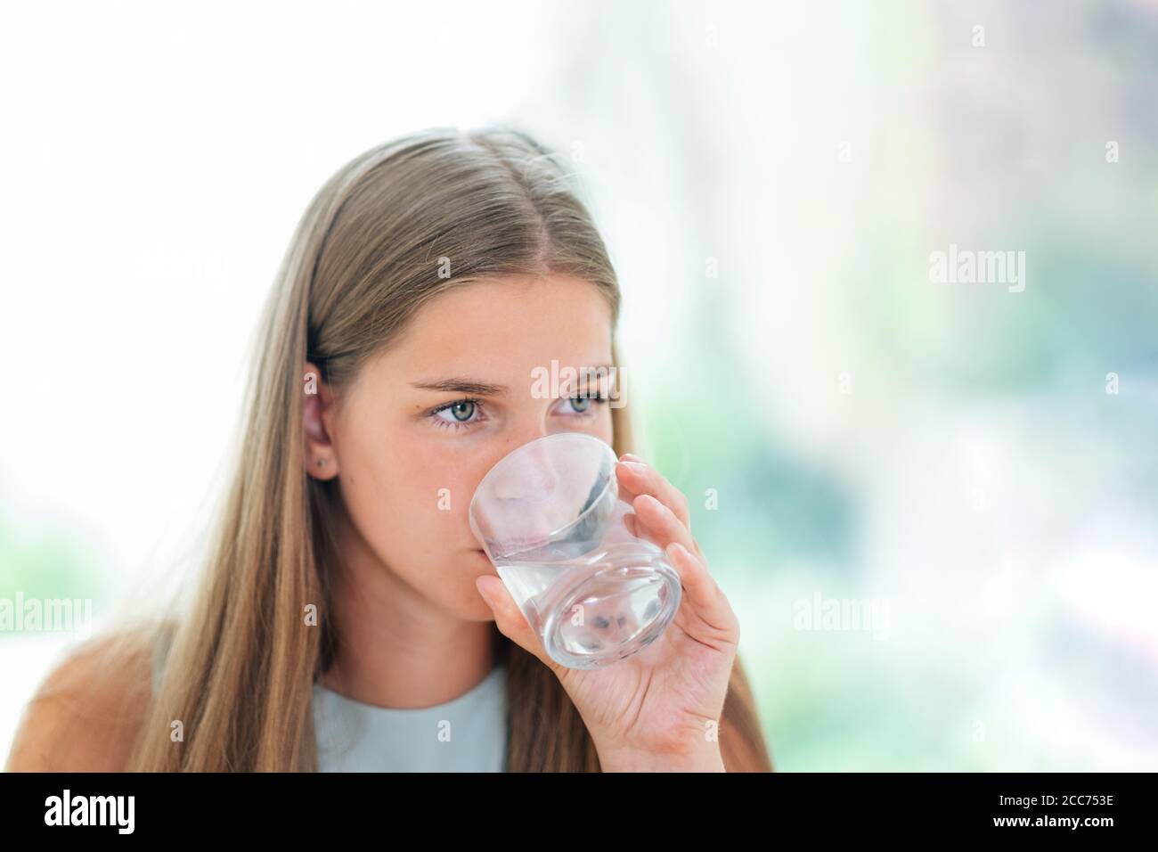 jeune femme en bonne santé buvant de l'eau, portrait d'une belle fille tenant un verre d'eau Banque D'Images