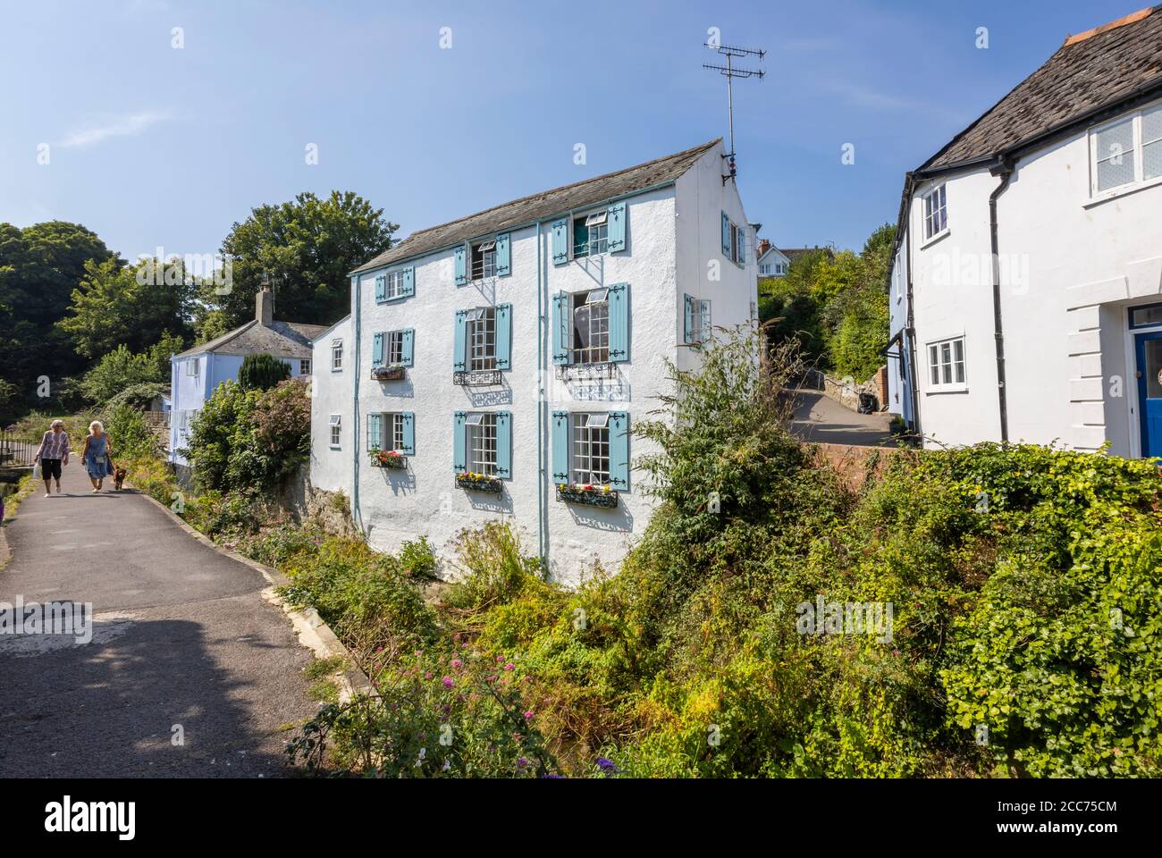 Pittoresques bâtiments à volets dans Riverside Walk à Lyme Regis, une station balnéaire populaire sur la côte jurassique à Dorset, au sud-ouest de l'Angleterre Banque D'Images