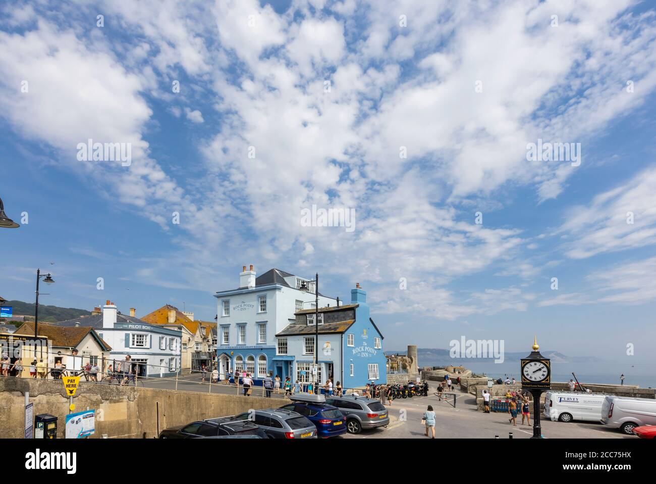 Le Rock point Inn et l'horloge de ville sur le front de mer à Lyme Regis, une station balnéaire populaire de la côte jurassique à Dorset, SW Angleterre Banque D'Images