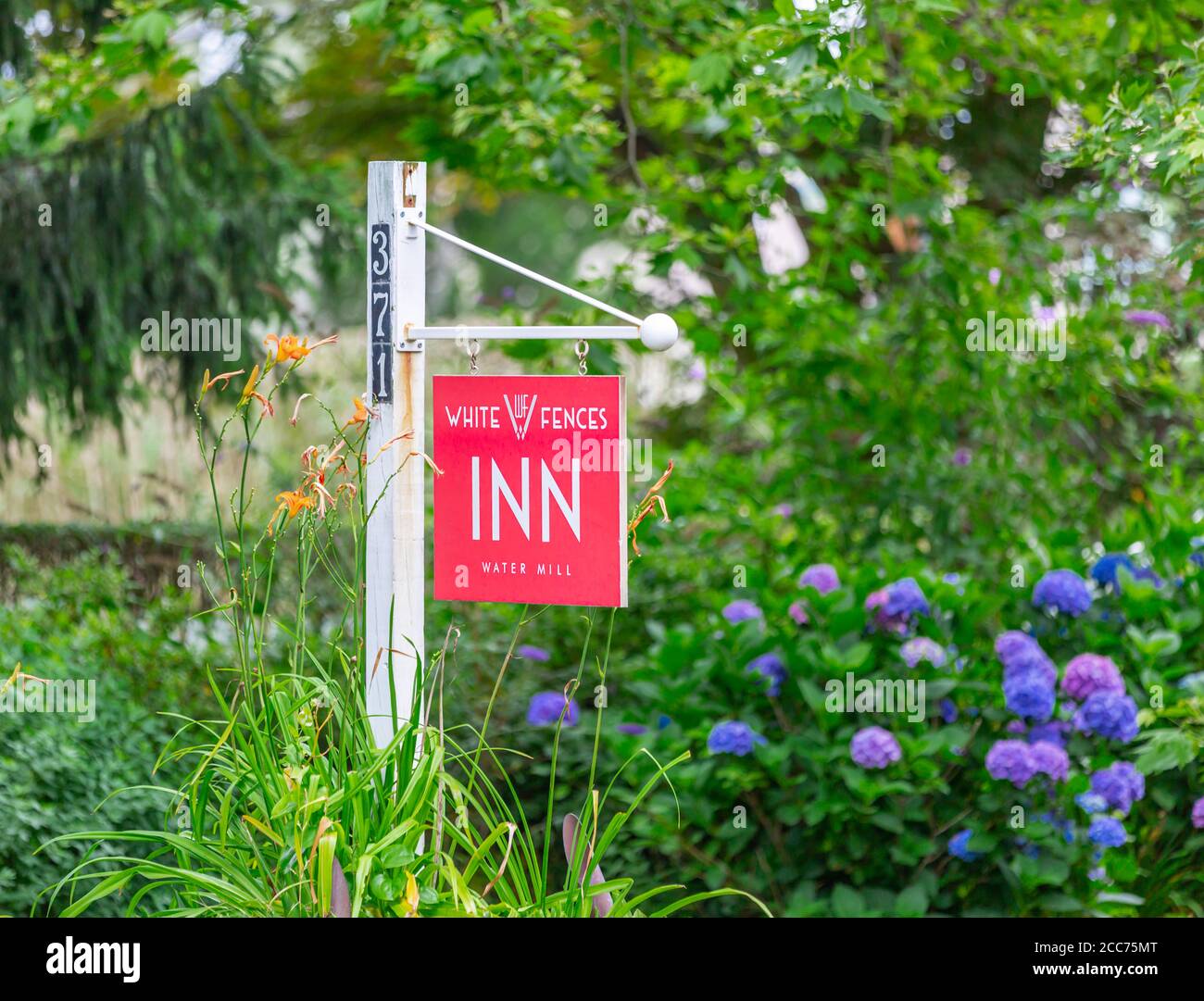 Signe pour les clôtures blanches Inn de moulin à eau, NY Banque D'Images