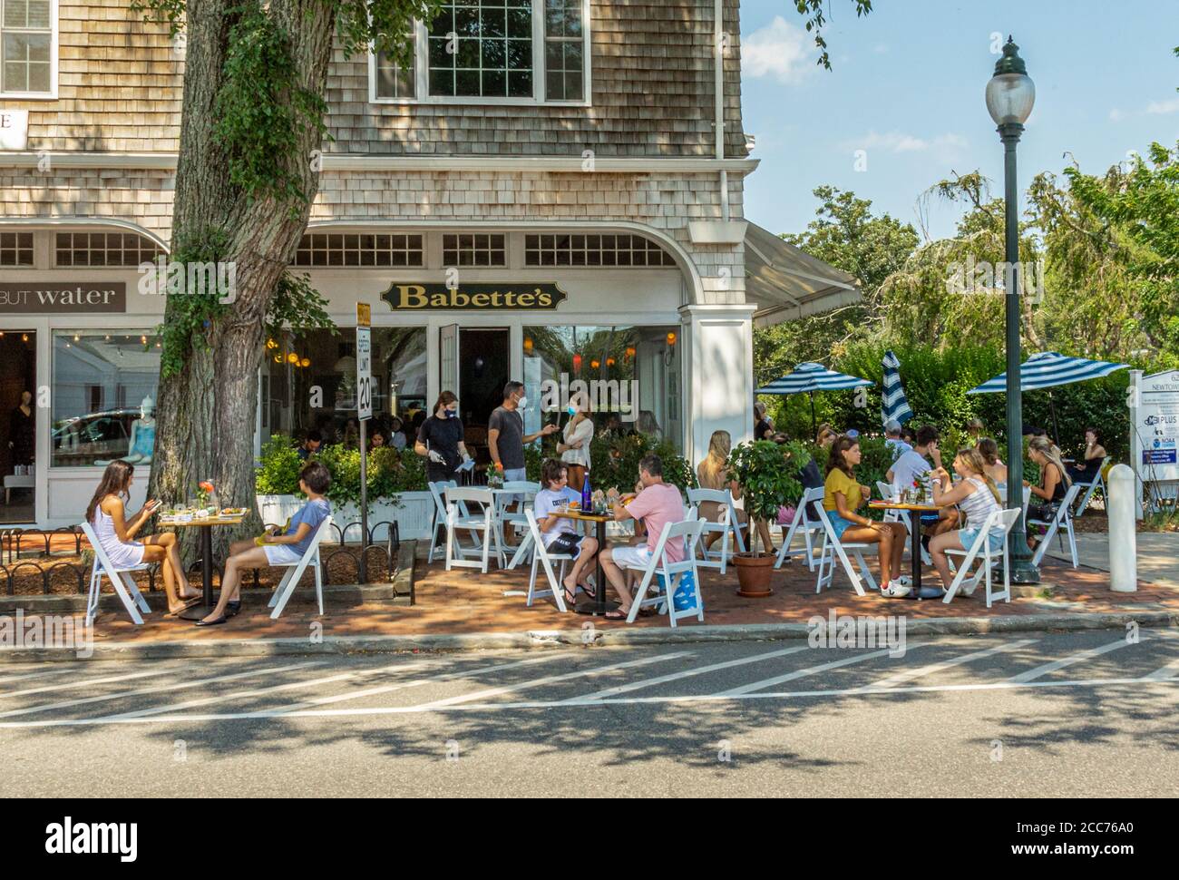 Les gens qui apprécient le déjeuner dehors à Babette's à East Hampton, NY Banque D'Images