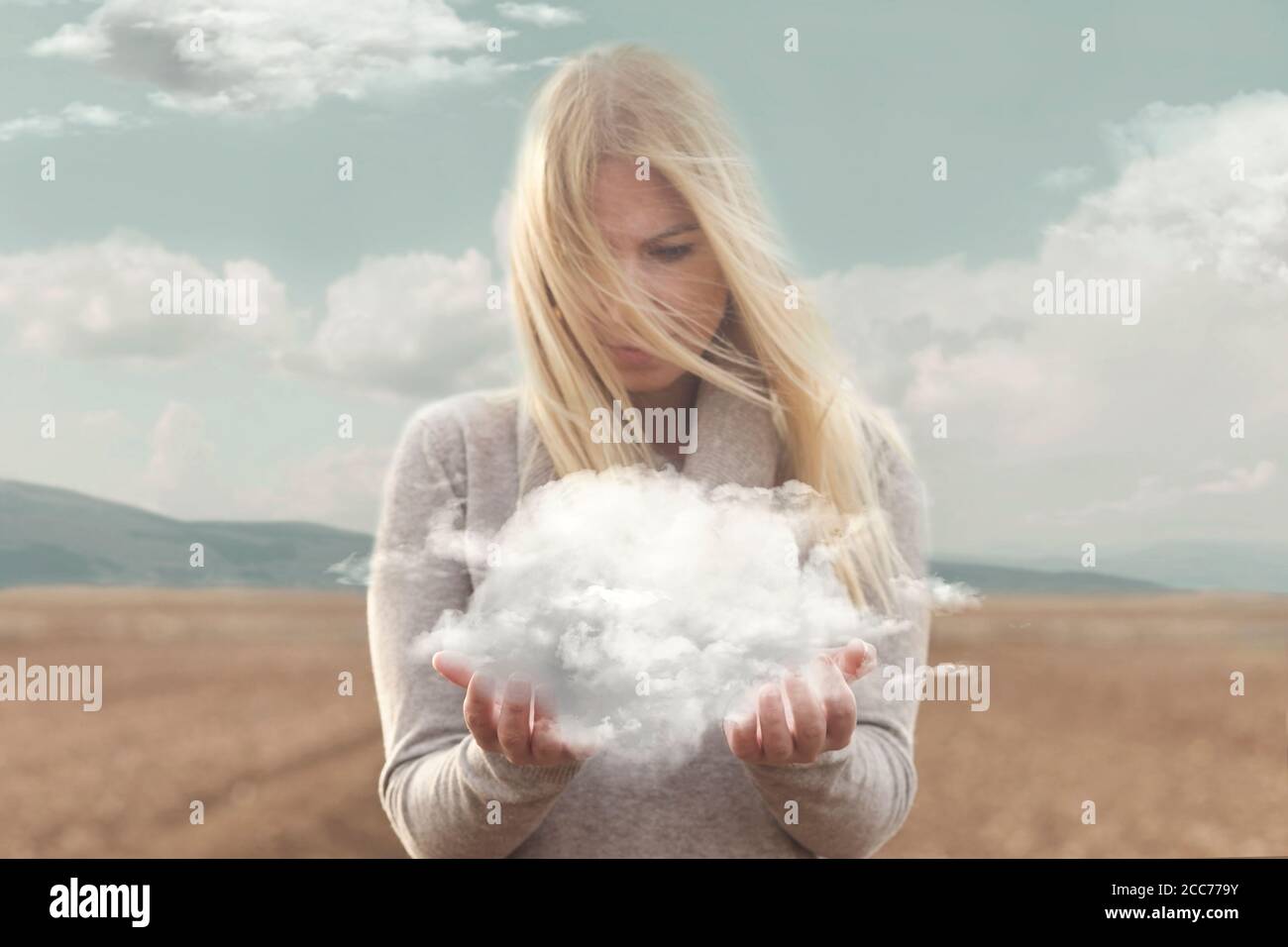 moment surréel , femme tenant dans ses mains un nuage doux Banque D'Images