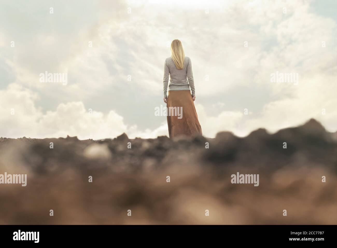 femme solitaire marchant vers l'infini dans un endroit surréaliste Banque D'Images