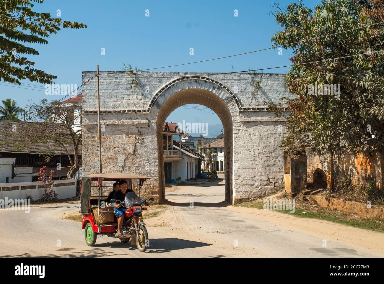 À l'ancienne porte d'entrée de la ville, un après-midi torride, Kengtung, État de Shan, Myanmar Banque D'Images