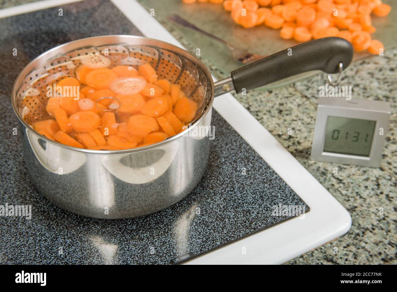 Blanchir les carottes hachées dans une poêle en préparation pour la  congélation Photo Stock - Alamy