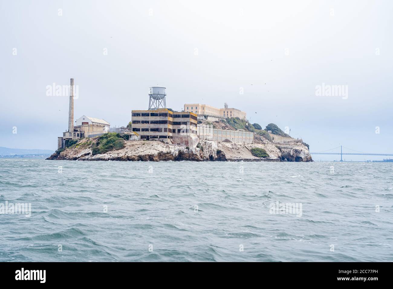 L'île d'Alcatraz, qui abritait autrefois une prison de haute sécurité, est aujourd'hui un monument historique national ouvert pour les visites à San Francisco, Californie Banque D'Images