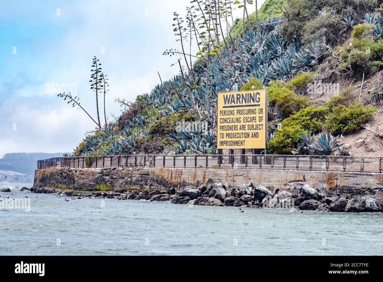 L'île d'Alcatraz, qui abritait autrefois une prison de haute sécurité, est aujourd'hui un monument historique national ouvert pour les visites à San Francisco, Californie Banque D'Images