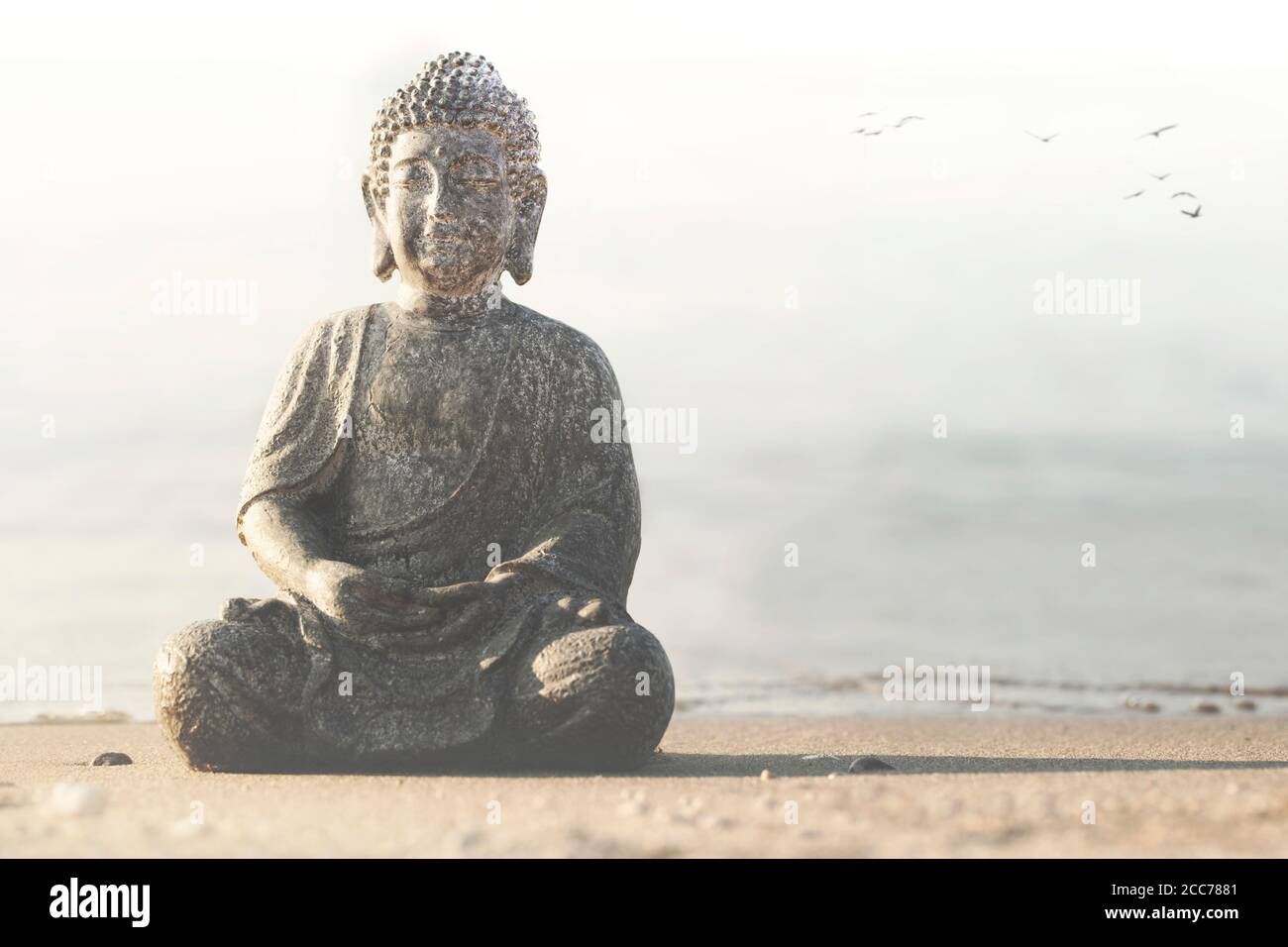 Bouddha temple sur la plage face à l'océan Banque D'Images