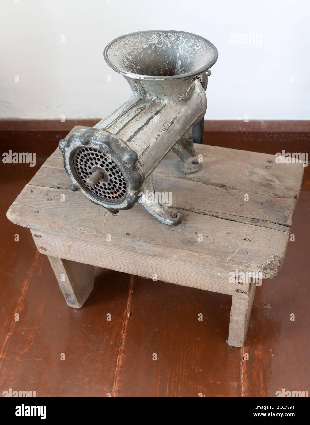 Un ancien moulin à viande manuel sur une table en bois Photo Stock - Alamy