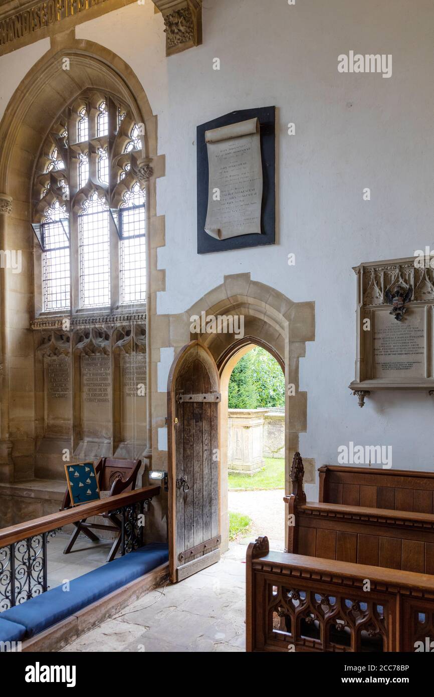 Porte latérale et détail de pare-brise - intérieur de l'église St Cyriacs, Lacock, Wiltshire, Angleterre, Royaume-Uni Banque D'Images