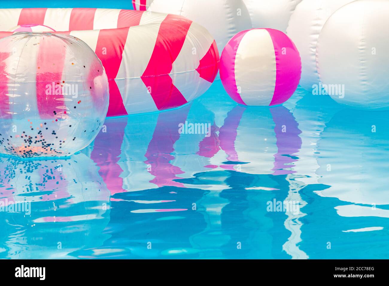 ballons de plage flottant dans une piscine Banque D'Images