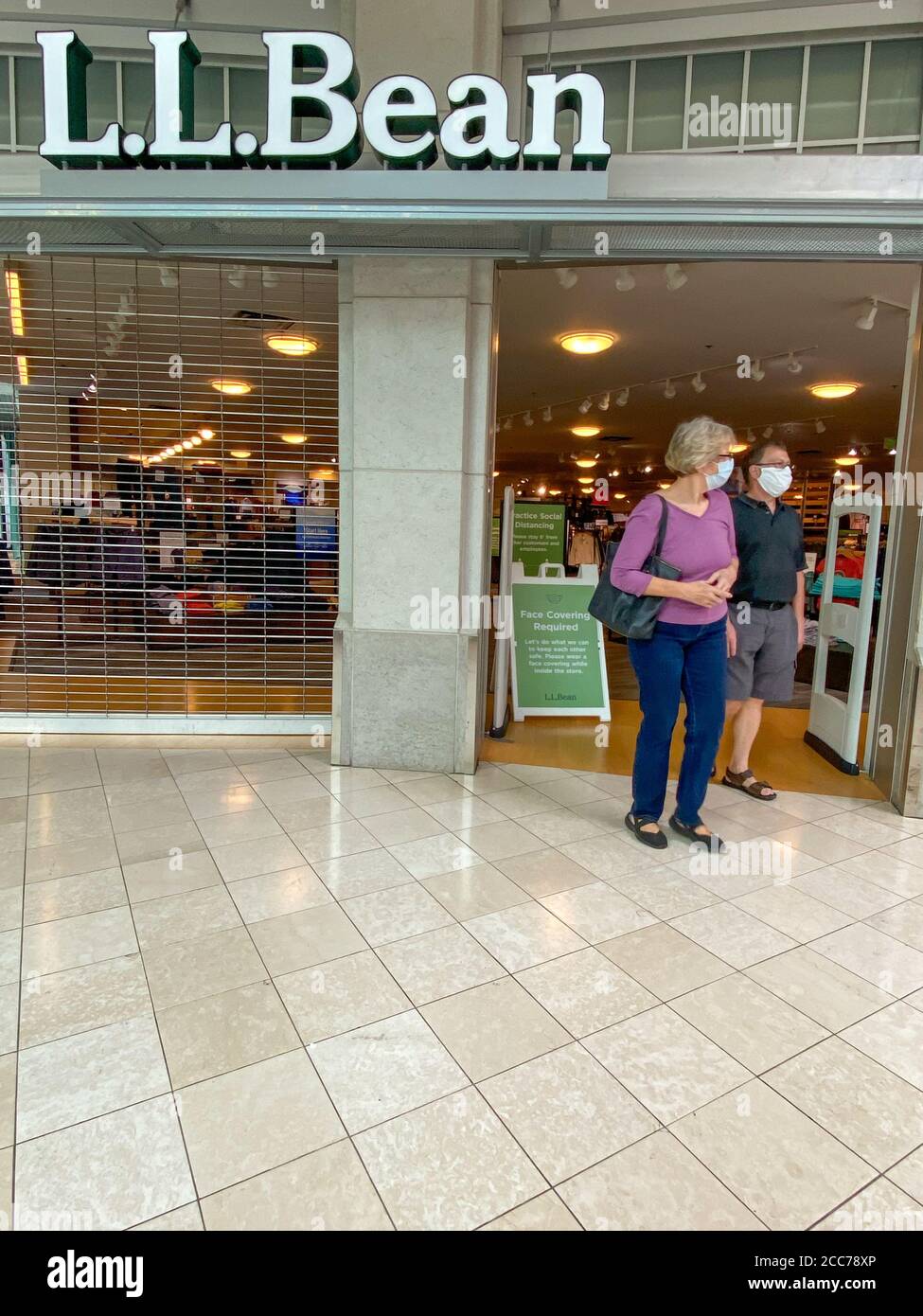 Les amateurs de shopping qui portent des masques s'entraîner à faire leurs courses dans le centre commercial King of Prussia Mall, à l'extérieur de Philadelphie, en Pennsylvanie Banque D'Images