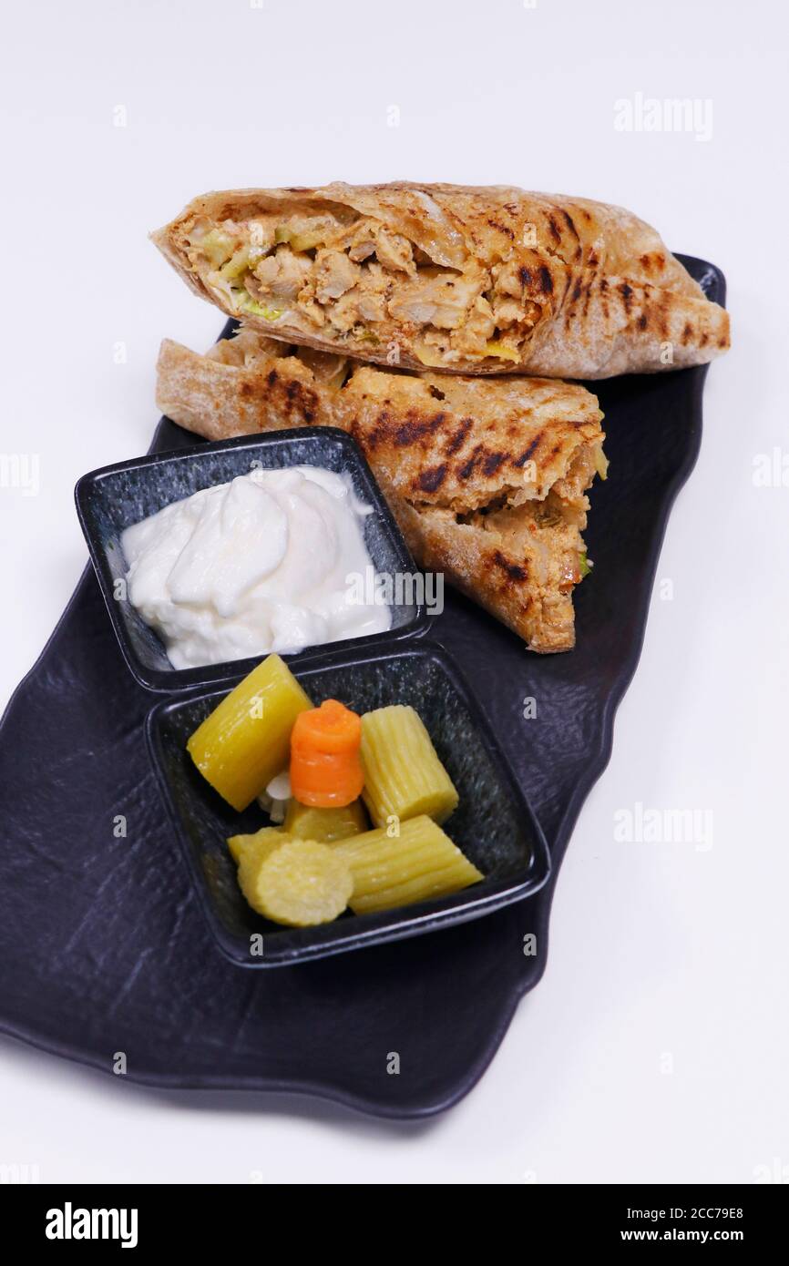 shawarma de poulet arabe avec sauce à l'ail et cornichon Banque D'Images