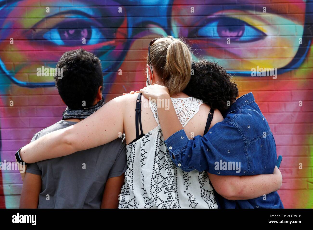 Noah Sa Mere Et Sa Sœur Ainee Visitent Une Fresque D Elijah Mcclain Un Noir De 23 Ans Qui Est Decede Apres Une Rencontre Avec Des Policiers Avant Le Premier Anniversaire De Sa Noah Sa Mere Et Sa Sœur Ainee Visitent Une Fresque D Elijah Mcclain Un Noir De 23 Ans Qui Est Decede Apres Une Rencontre Avec Des Policiers Avant Le Premier Anniversaire De Sa
