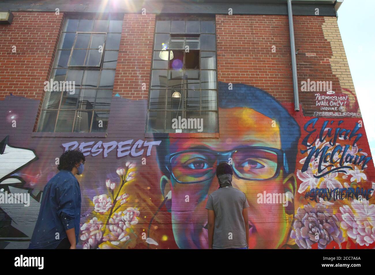 Noe Et Sa Sœur Ainee Visitent Une Fresque D Elijah Mcclain Un Noir De 23 Ans Decede Apres Une Rencontre Avec Des Policiers Avant Le Premier Anniversaire De Sa Mort A Denver Colorado Noe Et Sa Sœur Ainee Visitent Une Fresque D Elijah Mcclain Un Noir De 23 Ans Decede Apres Une Rencontre Avec Des Policiers Avant Le Premier Anniversaire De Sa Mort A Denver Colorado