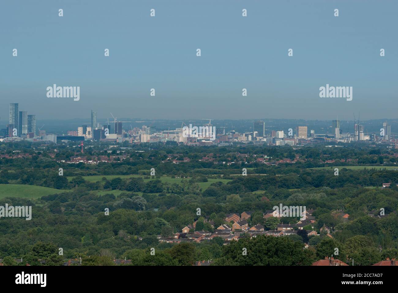 Vue sur le centre-ville de Manchester depuis Werneth Low. Banque D'Images