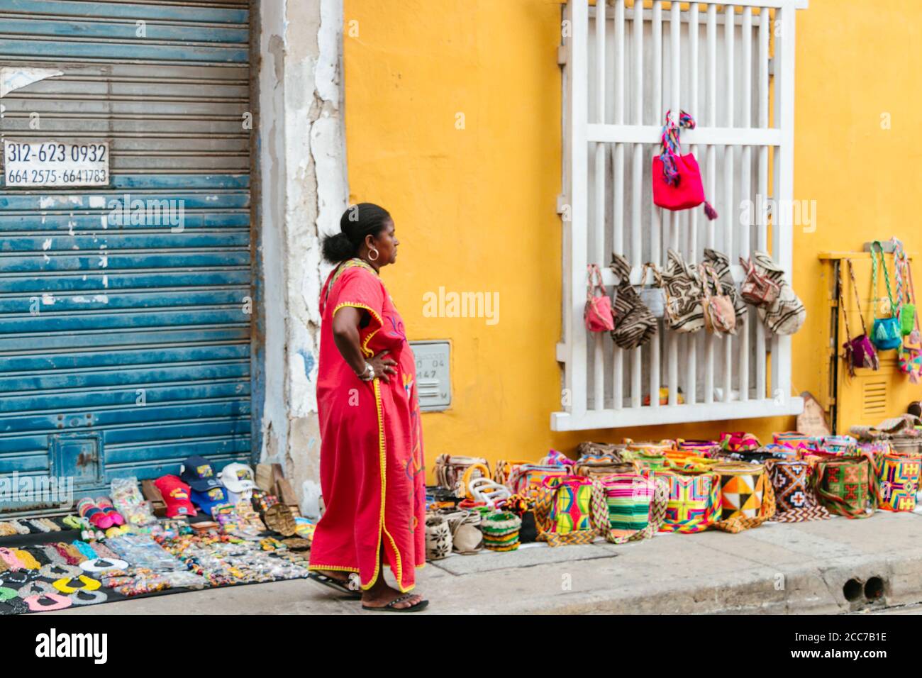 Une femme colombienne locale vend des souvenirs sur le trottoir Carthagène Banque D'Images