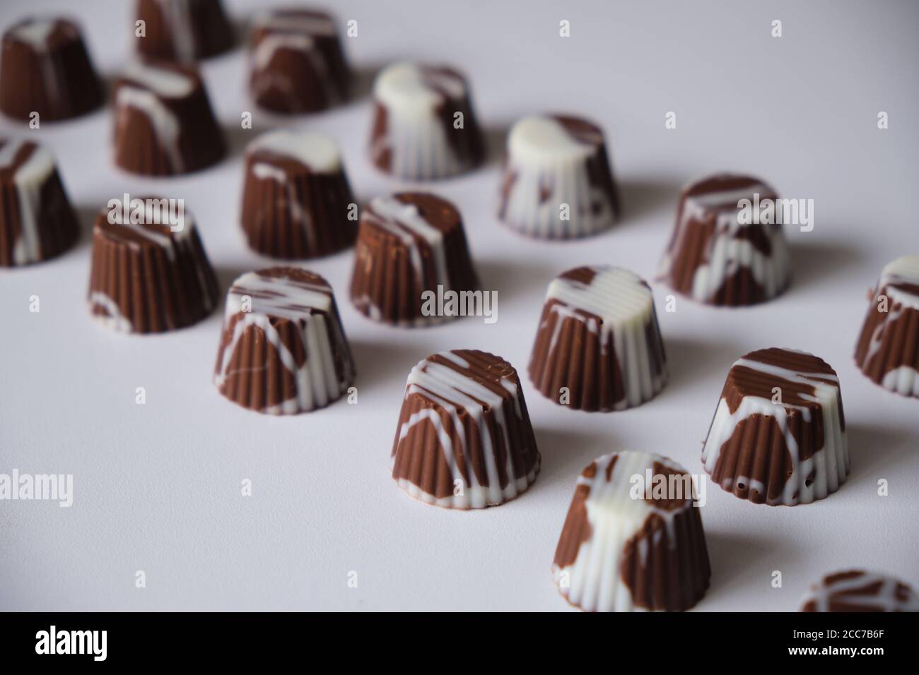 bombone ou bouchées de chocolat blanc, de chocolat au lait et de chocolat noir, fourrées de crème de noisettes, de beurre d'arachide et de dulce de leche. Accompagné de Banque D'Images