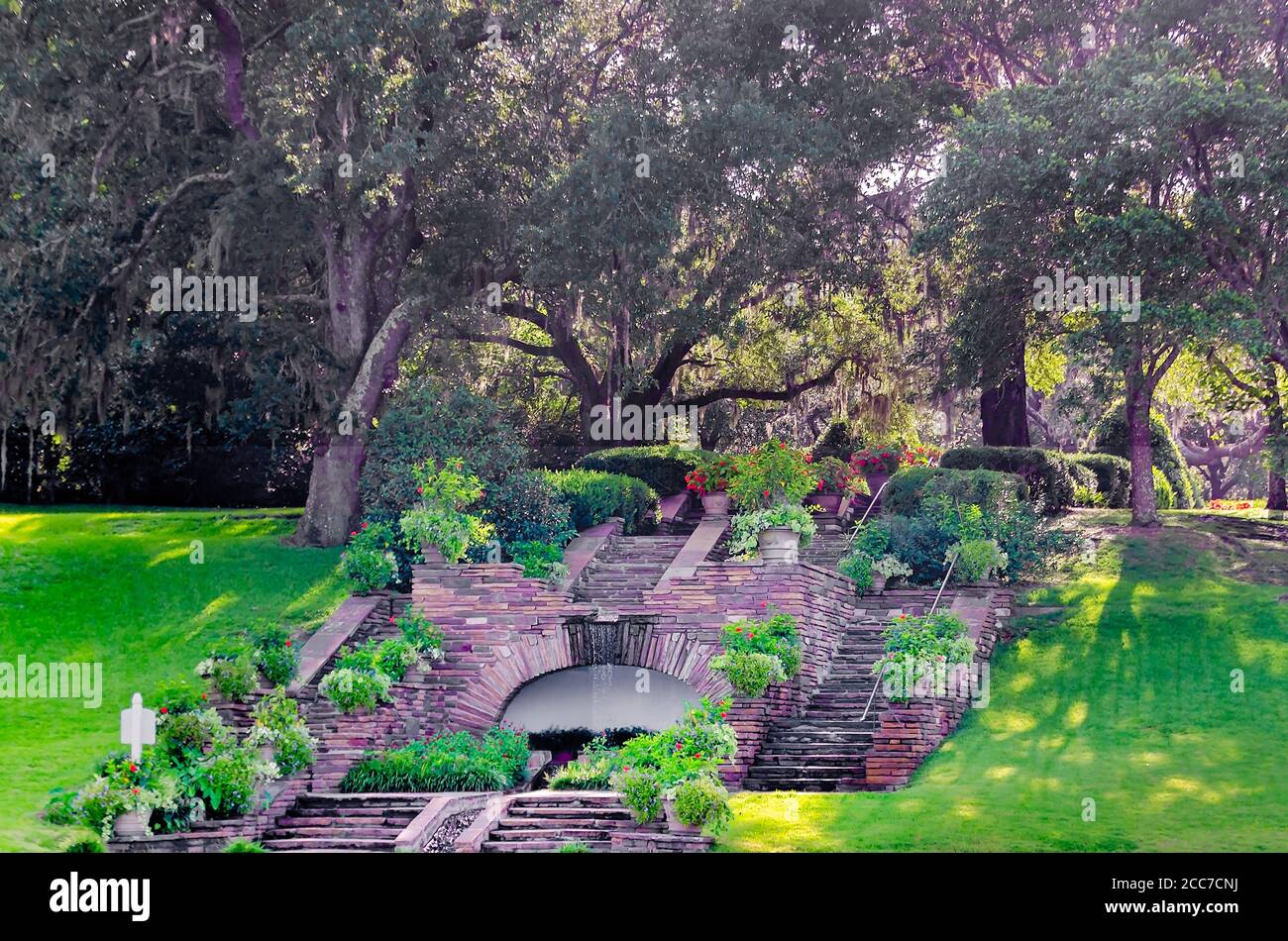 La grotte en pierre de pavillon des jardins de Bellingrath est photographiée à partir de la rivière Fowl, le 6 juillet 2019, à Theodore, en Alabama. Le jardin public de 65 hectares a ouvert ses portes en 1931. Banque D'Images