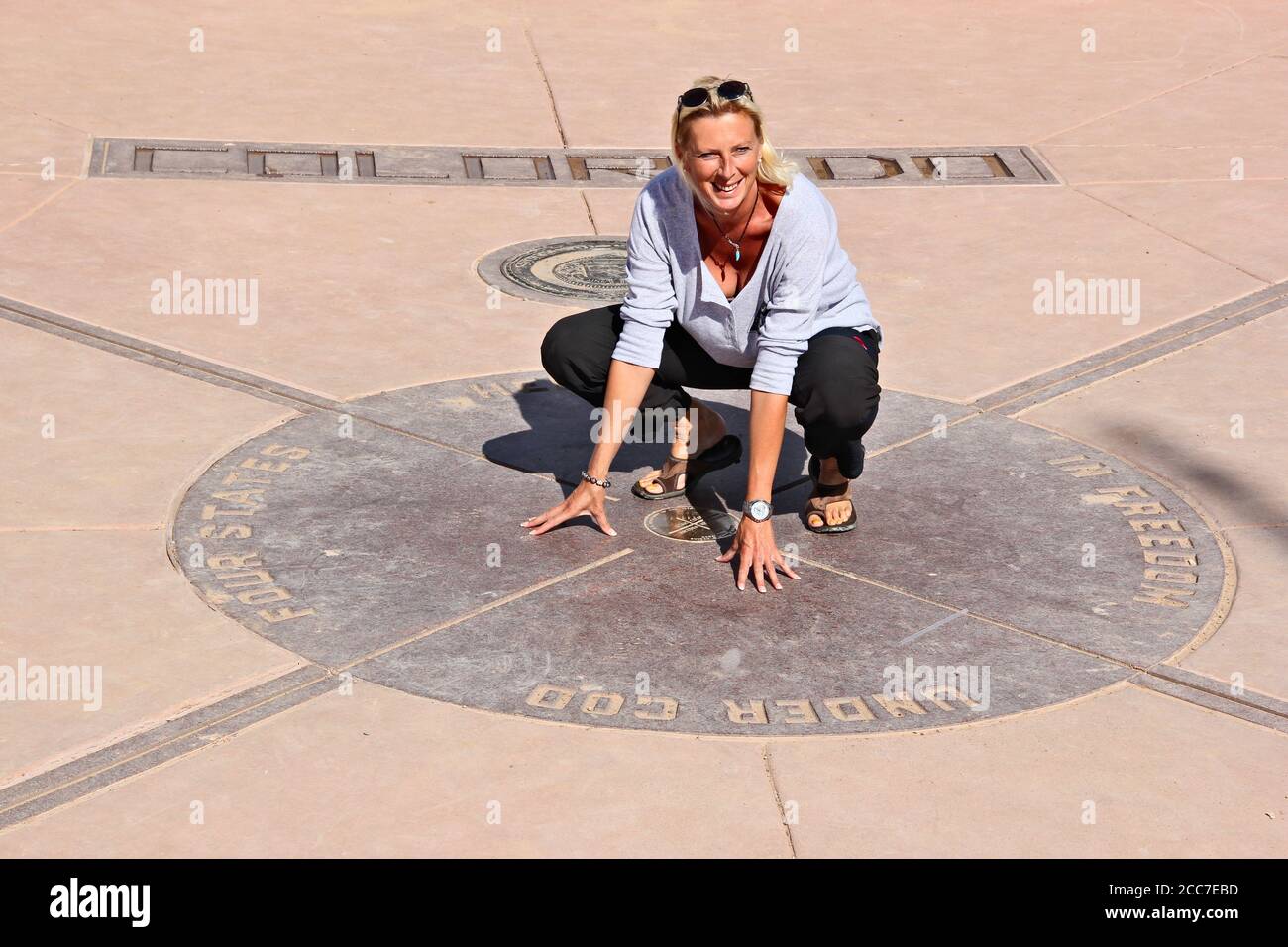 Une femme touchant le sol de quatre États à la fois, four Corners Monument Banque D'Images