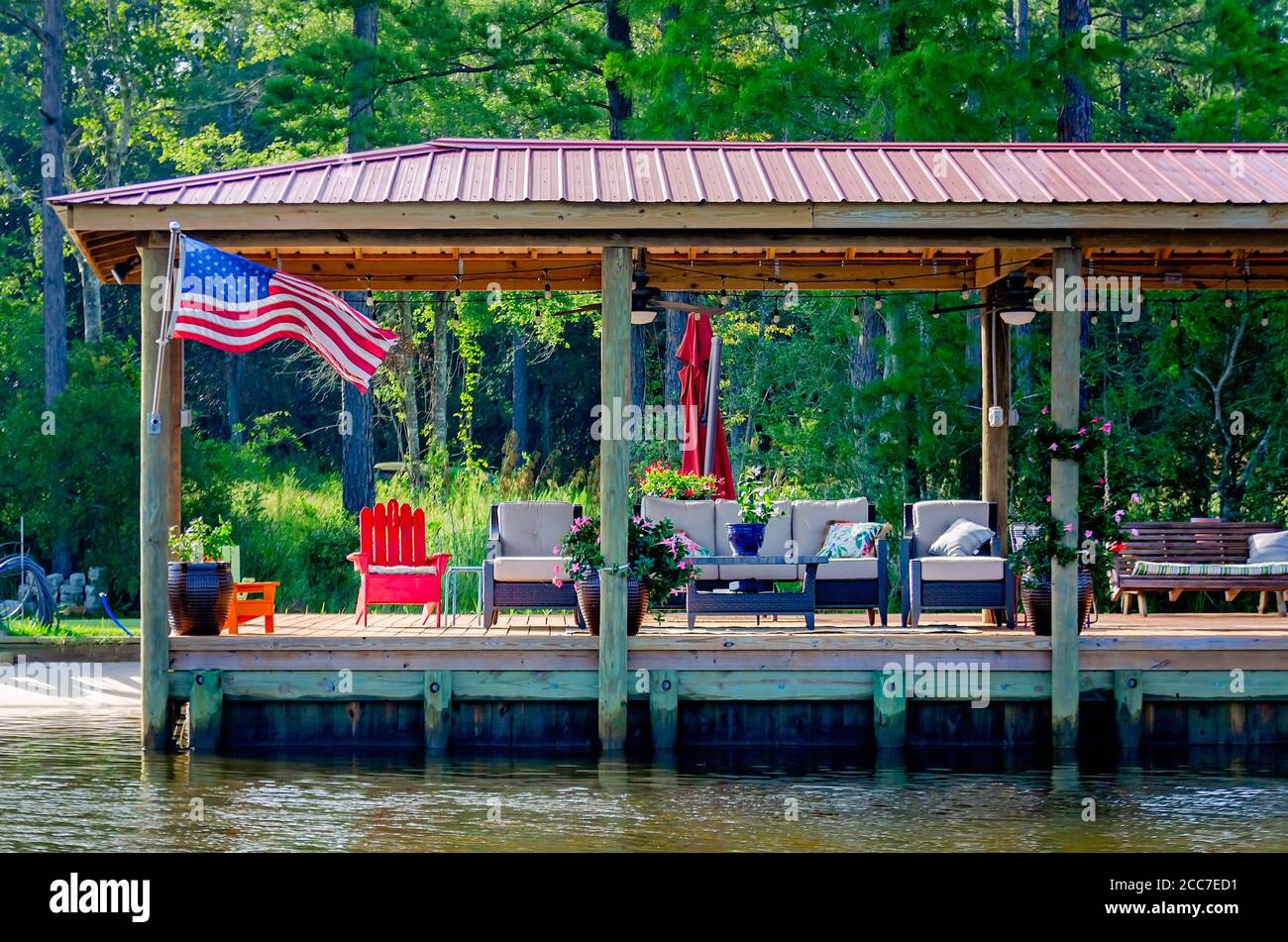 Un pavillon au bord de la rivière est décoré pour un séjour confortable en plein air sur la rivière Fowl, le 6 juillet 2019, à Coden, Alabama. Banque D'Images
