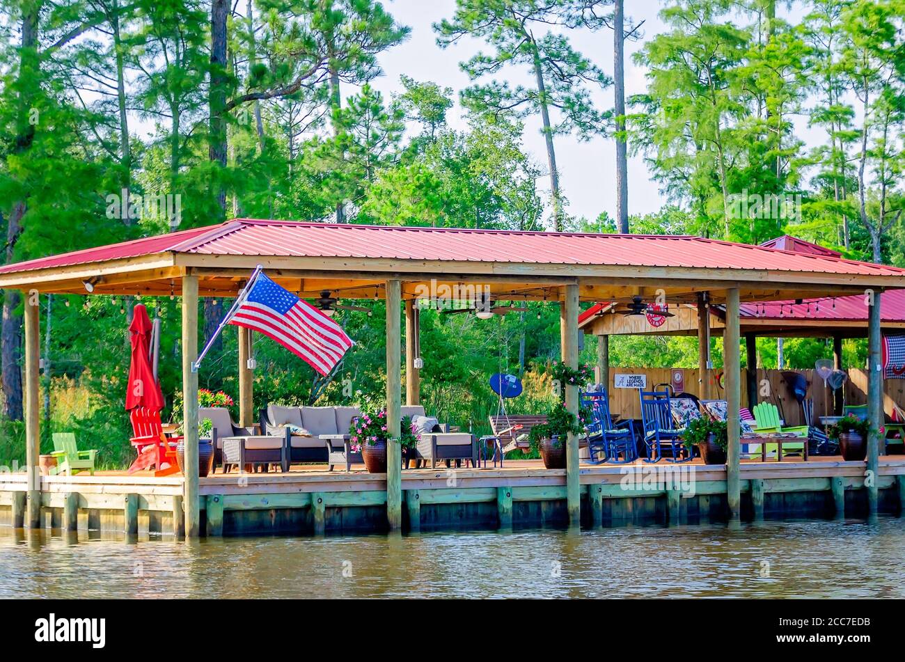 Un pavillon au bord de la rivière est décoré pour un séjour confortable en plein air sur la rivière Fowl, le 6 juillet 2019, à Coden, Alabama. Banque D'Images