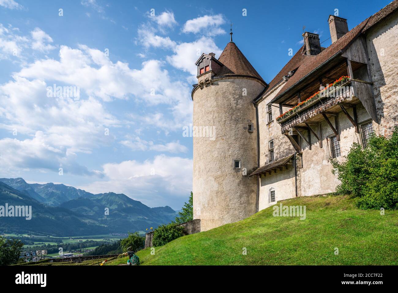 Vue sur le château médiéval de Gruyères avec balcon, tour et jardin Et des montagnes en arrière-plan à la Gruyere Fribourg Suisse Banque D'Images