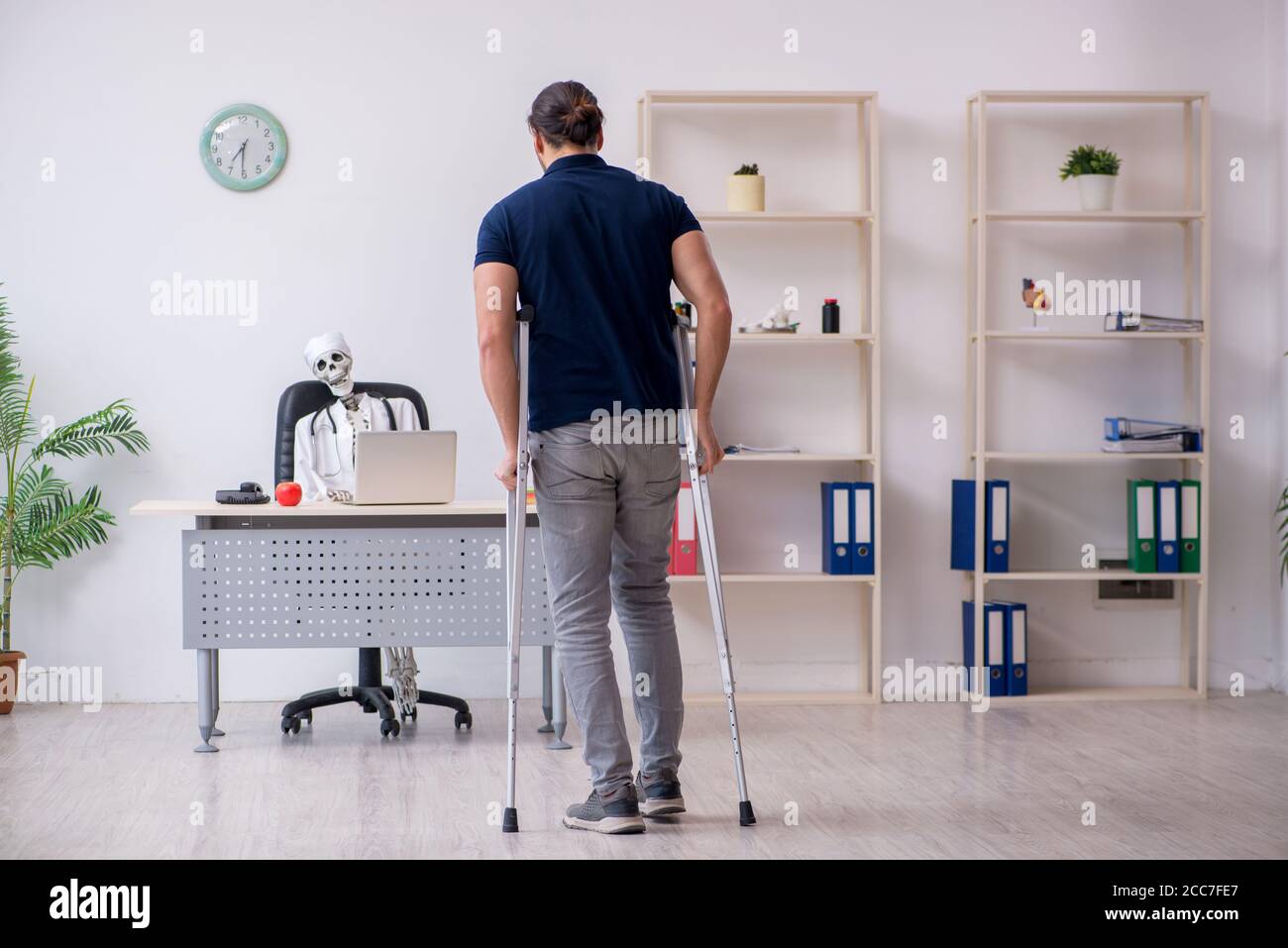 Jeune jambe blessée homme en visite chez un médecin Banque D'Images