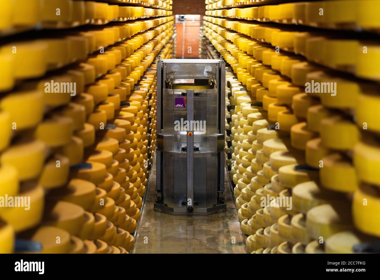 Gruyères Suisse , 27 juin 2020 : allée de la cave à fromage pleine de meules à fromage le Gruyere AOP Swiss et robot de maturation automatique JNJ à la Maison du Banque D'Images