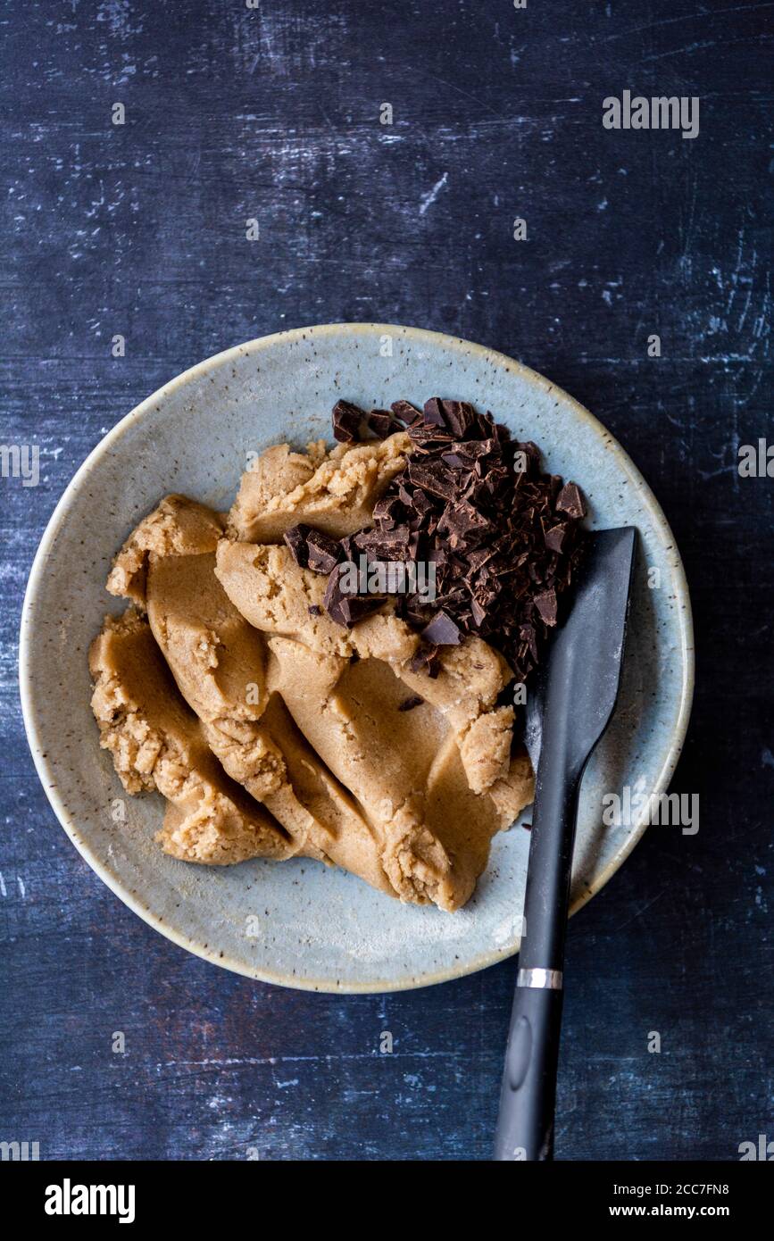 Pâte à biscuits au chocolat en morceaux de tahini avec café turc dans un bol en céramique avec une spatule Banque D'Images