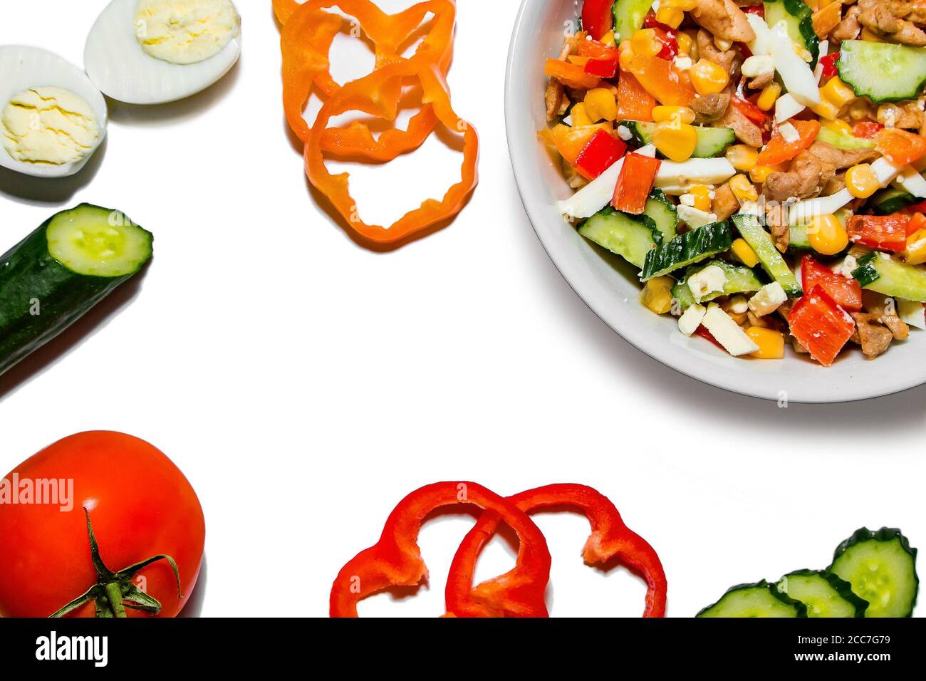 Ingrédients pour une salade de régime sur fond blanc. Cuisson d'une délicieuse salade diététique. Banque D'Images