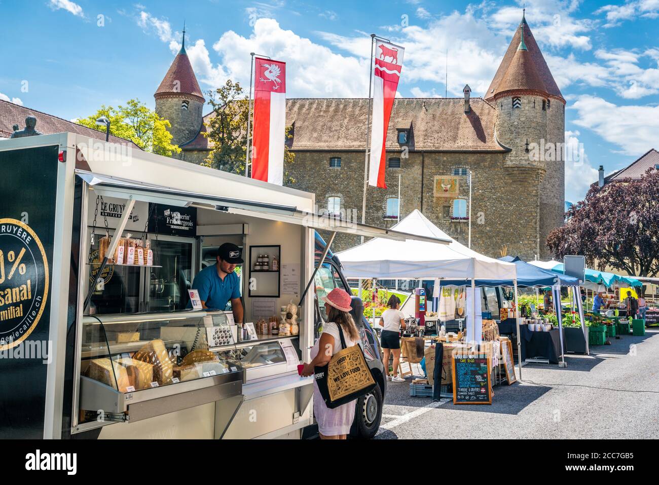 Bulle Suisse , 27 juin 2020 : fromagerie le Gruyere AOP au marché de bulle avec des gens et un château en arrière-plan à bulle la Gruyere Suisse Banque D'Images