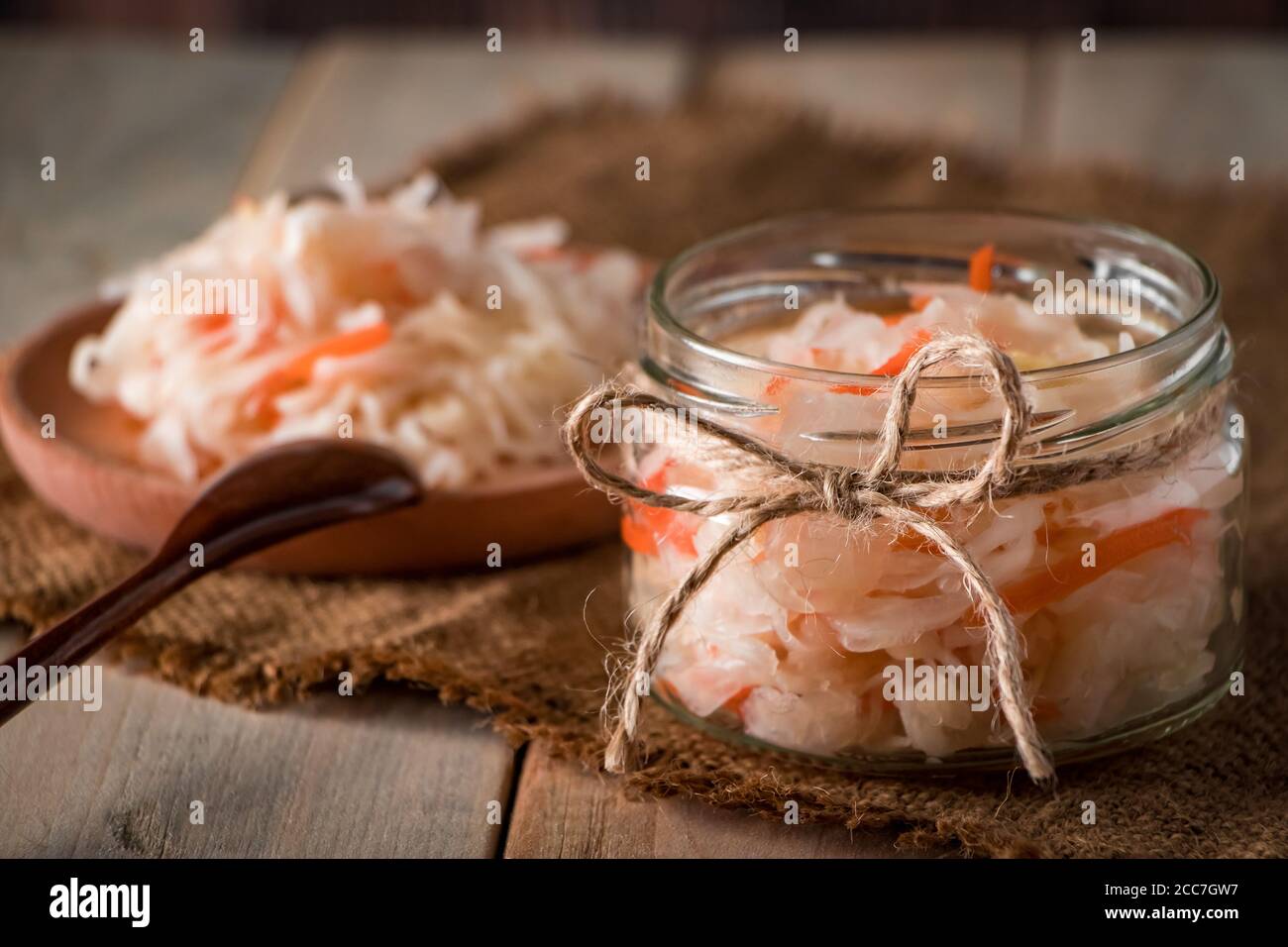 Choucroute maison sur fond de lin. Style rustique, légumes en conserve sur fond de bois clair. L'éco-alimentation, la tendance de la saine alimentation. Banque D'Images