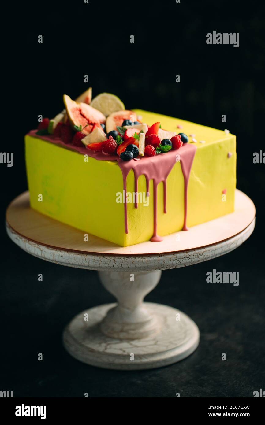 Agrumes Jaune Gateau Decore Avec Des Figues Framboises Myrtilles Et Citron Photo Stock Alamy Agrumes Jaune Gateau Decore Avec Des Figues Framboises Myrtilles Et Citron Photo Stock Alamy