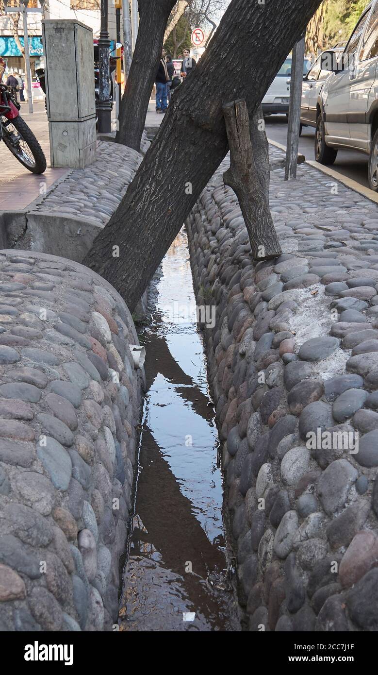 MENDOZA, ARGENTINE, 10 juin 2015. Fossé d'irrigation, système d'irrigation dans les rues de la ville, ville, Mendoza. Foto: Axel Lloret www.allofotografia.com Banque D'Images