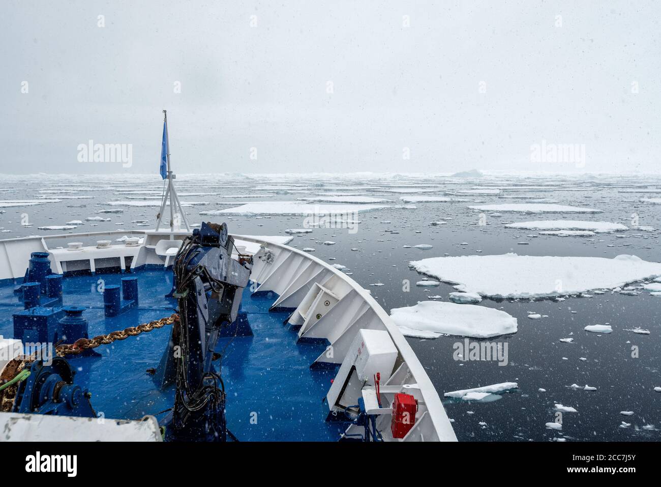 Un navire de croisière Quark Expeditions navigue à travers la glace de la peloton d'épaississement le long de la péninsule antarctique en direction du sud vers le cercle antarctique. Banque D'Images