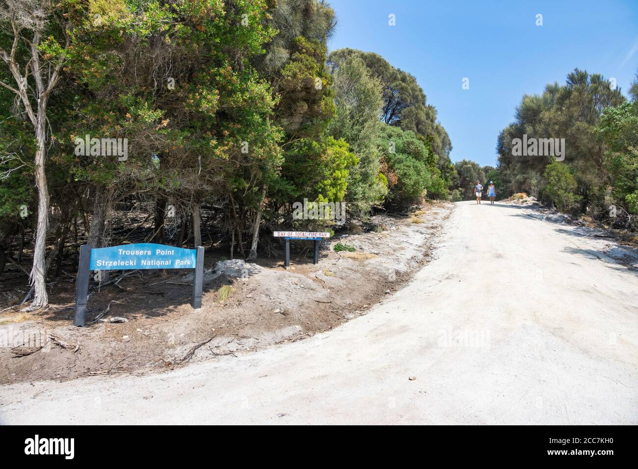 Route d'accès avec deux touristes à pied, Pantalon point, Flinders Island, Furneaux Group, Tasmanie Banque D'Images