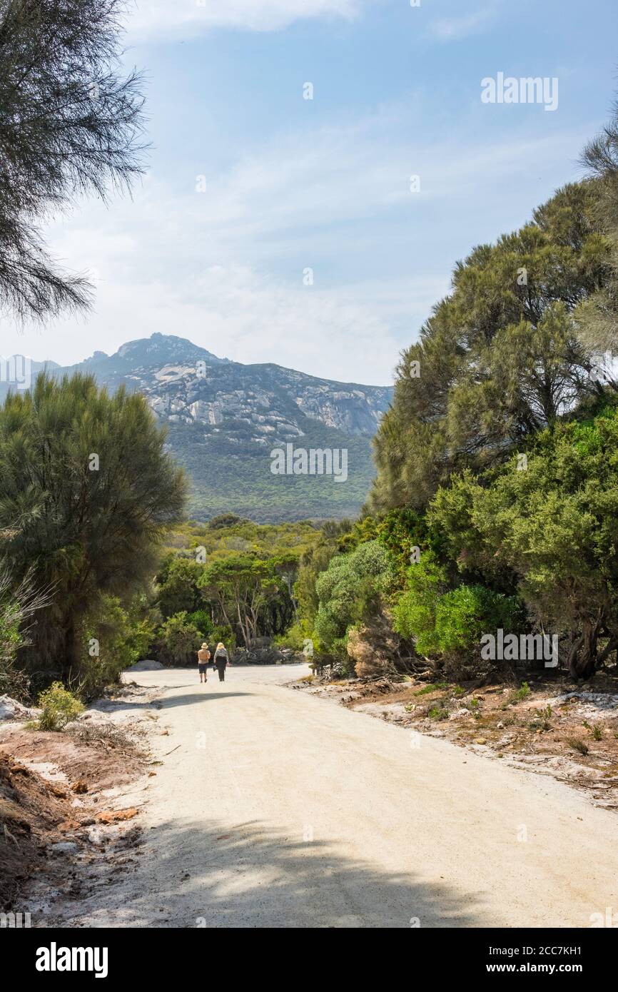Deux femmes d'âge moyen marchant sur la route d'accès de Pantalon point, Flinders Island, Furneaux Group, Tasmanie Banque D'Images