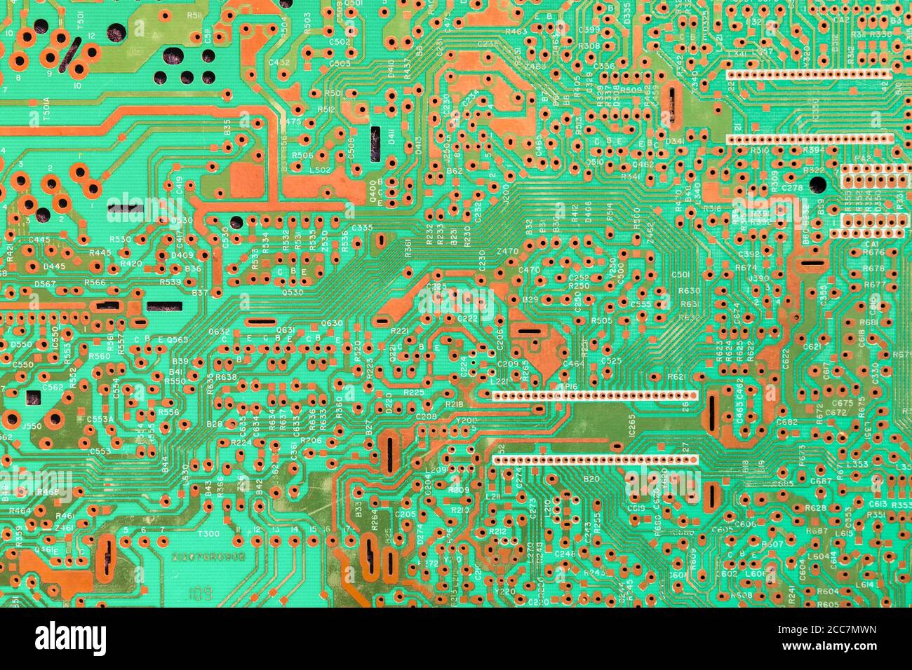 Une carte de circuit imprimé verte avec des traces de cuivre. Il n'y a aucun composant sur la carte. Banque D'Images