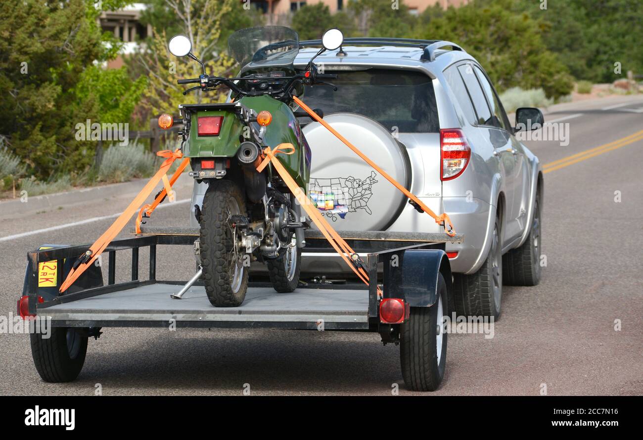 Un passionné de moto transporte sa moto sur une remorque tractée par son  SUV Photo Stock - Alamy