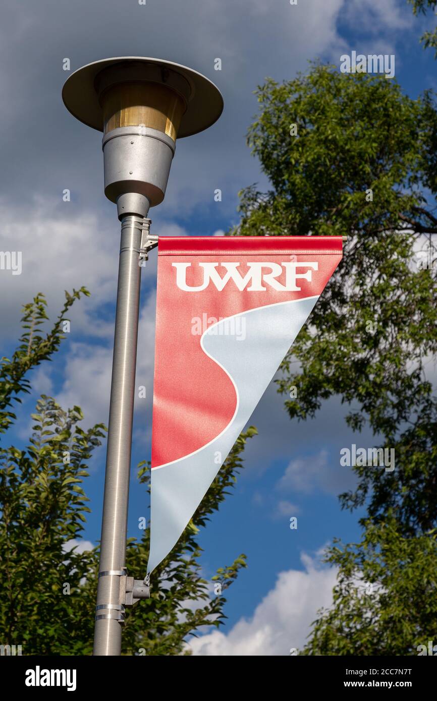 RIVER FALLS, WI/USA - 4 AOÛT 2020 : bannière du campus et logo de la marque de l'Université de Wisconsin River Falls. Banque D'Images