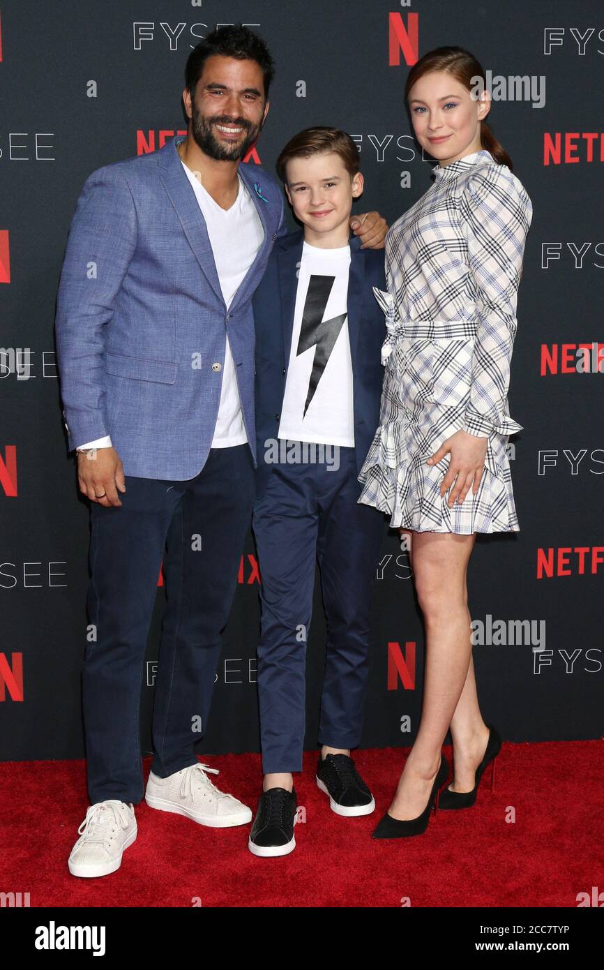 LOS ANGELES - 6 MAI : Ignacio Serricchio, Maxwell Jenkins, Mina Sundwall à l'événement de lancement Netflix FYSEE aux studios Raleigh le 6 mai 2018 à Los Angeles, CA Banque D'Images