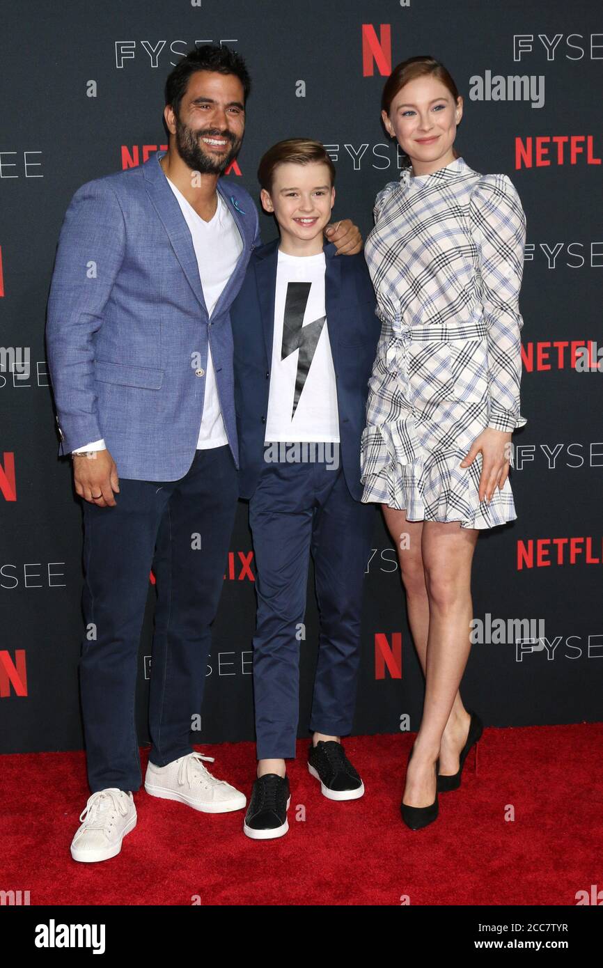 LOS ANGELES - 6 MAI : Ignacio Serricchio, Maxwell Jenkins, Mina Sundwall à l'événement de lancement Netflix FYSEE aux studios Raleigh le 6 mai 2018 à Los Angeles, CA Banque D'Images