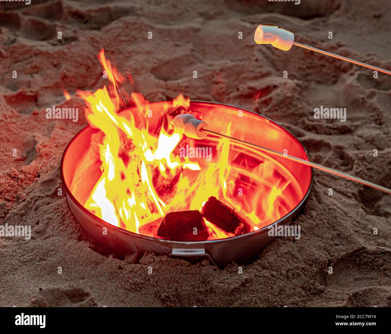 Détail des marshmellows sur un petit feu de joie sur la plage de l'océan à Montauk, NY Banque D'Images