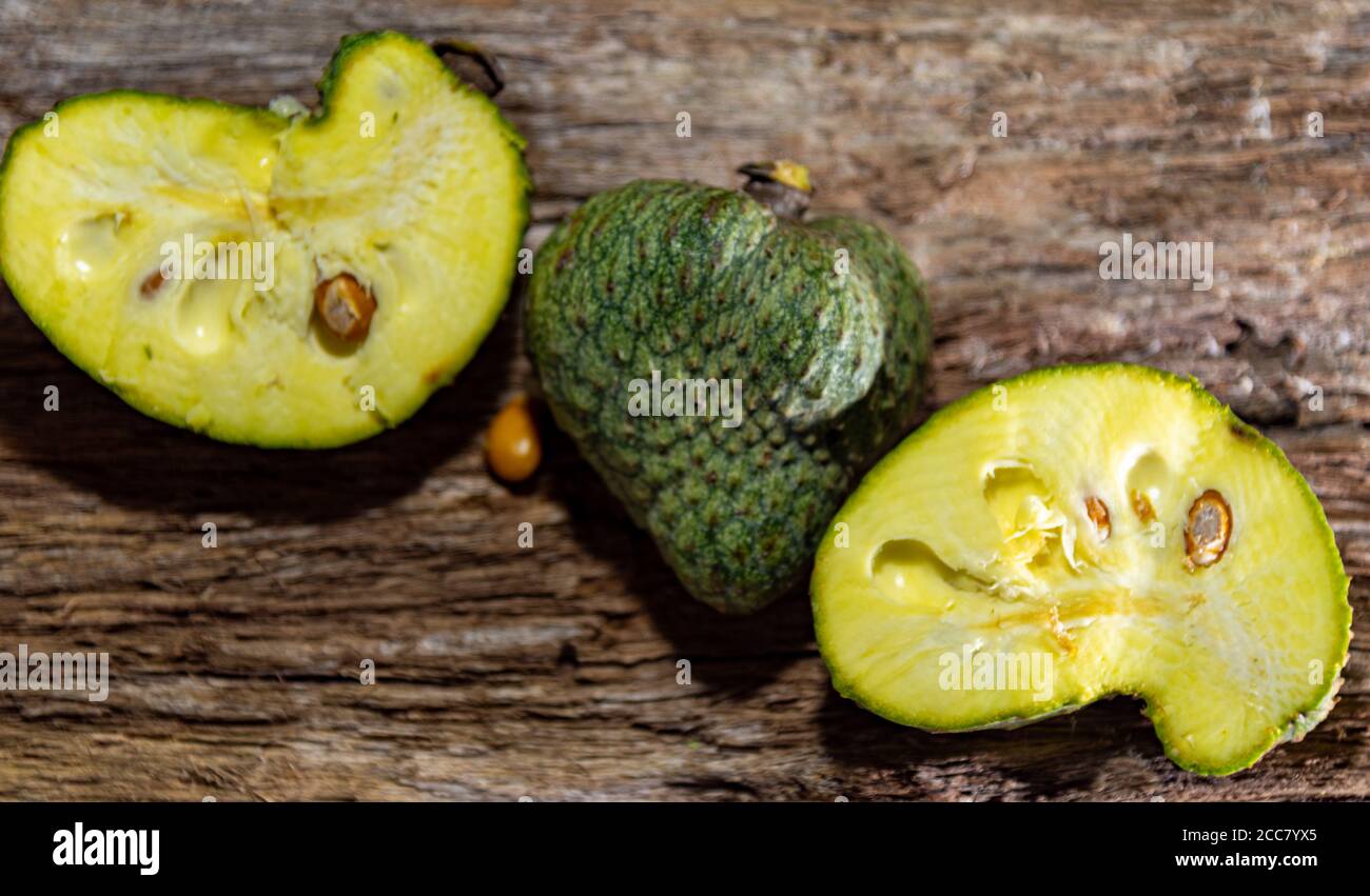 Atemoia (nom scientifique Annona cherimola Mill x Annona squamosa L.) est un fruit hybride, le résultat d'un croisement artificiel fait en Afrique du Sud et Banque D'Images