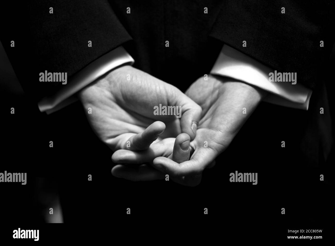 Homme avec les mains derrière son dos le jour du mariage Banque D'Images