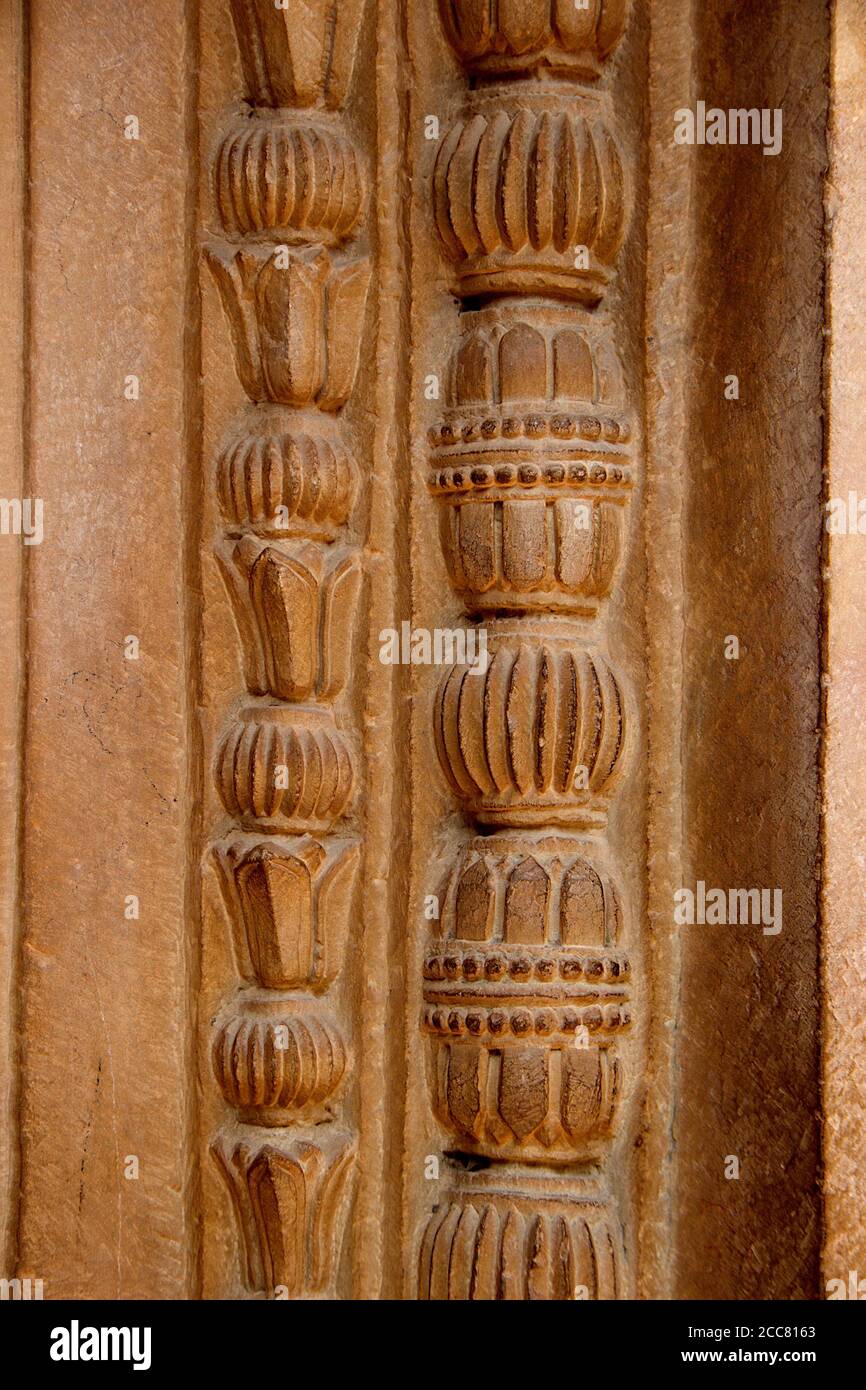 Gros plan de la belle sculpture sur cadre de porte en pierre au fort Gwalior à Gwalior, Madhya Pradesh, Inde, Asie Banque D'Images